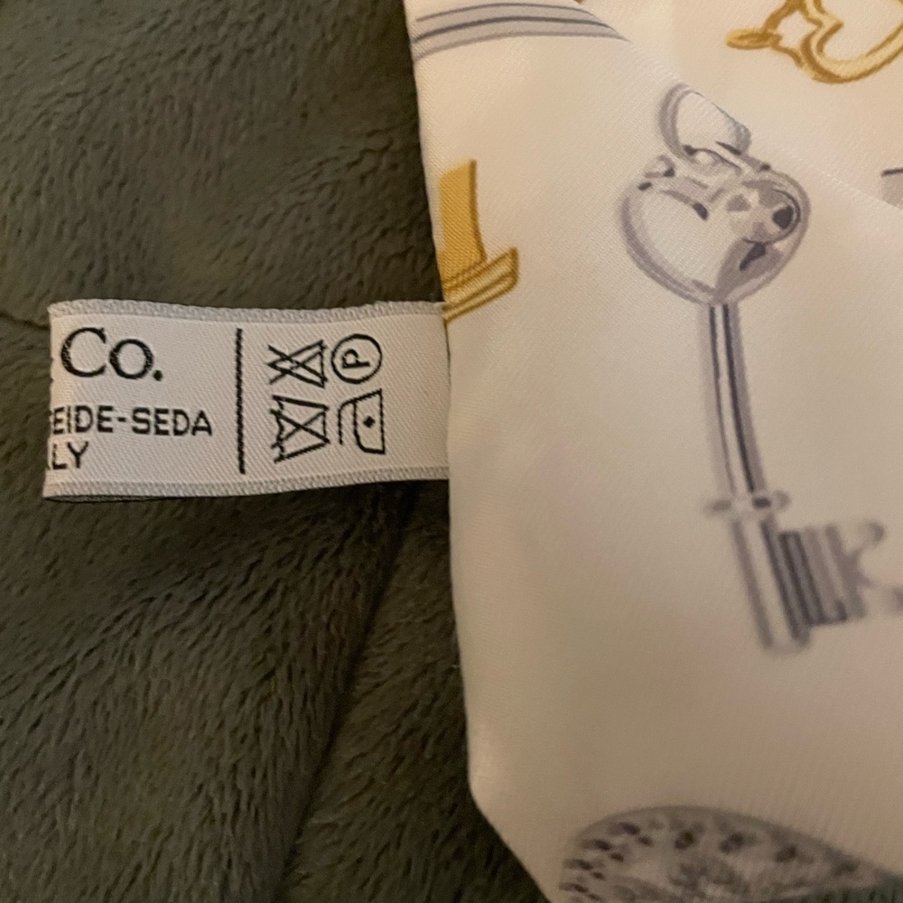 NWT. Tiffany&Co Silk White Scarf Tie/ Twilly Silver Gold Keys Charms - Picture 5 of 8